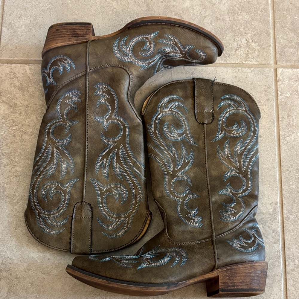 Roper Embroidered Brown Cowboy Boots